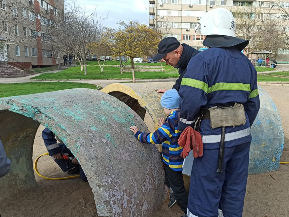 В Южноукраинске мальчик на детской площадке застрял в бетонных кольцах (ФОТО) 1