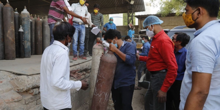 Катастрофа. Индия горит в коронавирусном огне, спекулянты взвентили цены на кислород до $700 за баллон (ФОТО, ВИДЕО)