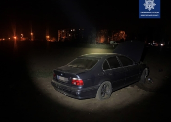 На окраине Николаева загорелся автомобиль. Патрульные выяснили – водитель пьян и вообще не имеет прав (ФОТО)
