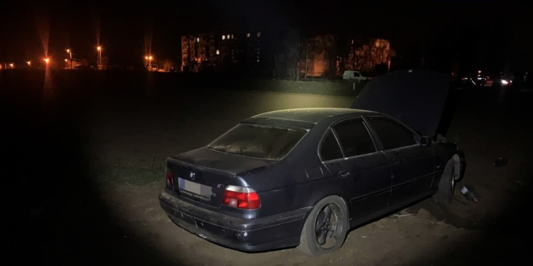 На окраине Николаева загорелся автомобиль. Патрульные выяснили – водитель пьян и вообще не имеет прав (ФОТО)