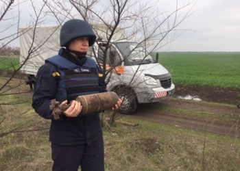 У железнодорожной станции на Николаевщине нашли артснаряд (ФОТО)