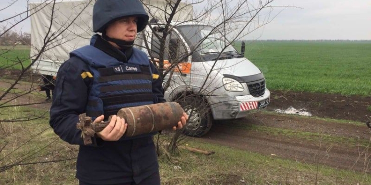 У железнодорожной станции на Николаевщине нашли артснаряд (ФОТО)