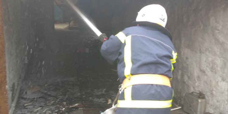 В Прибужанах тушили гараж (ФОТО)