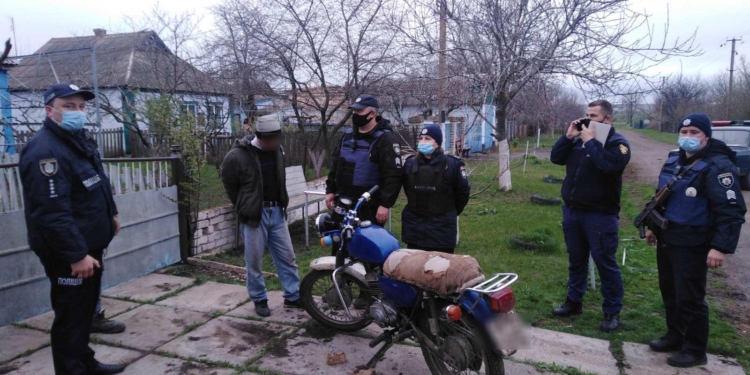 На Николаевщине мужчина угрожал взорвать гранату в жилом доме. Его задержали (ФОТО)