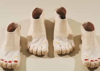 В Японии создали ботинки с пальцами и педикюром