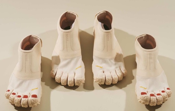 В Японии создали ботинки с пальцами и педикюром 1