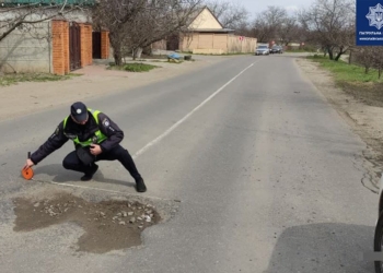 В Николаеве патрульные пошли измерять глубину ям на дорогах и составлять акты (ФОТО)