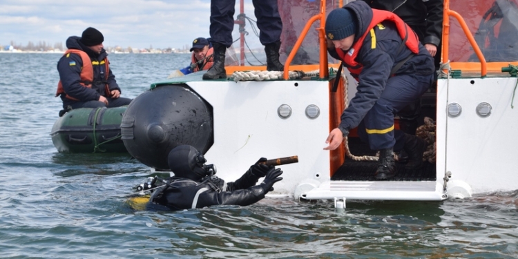 Николаевские спасатели-пиротехники обезвредили 32 взрывоопасных предмета, найденных в море у острова Березань (ФОТО, ВИДЕО)