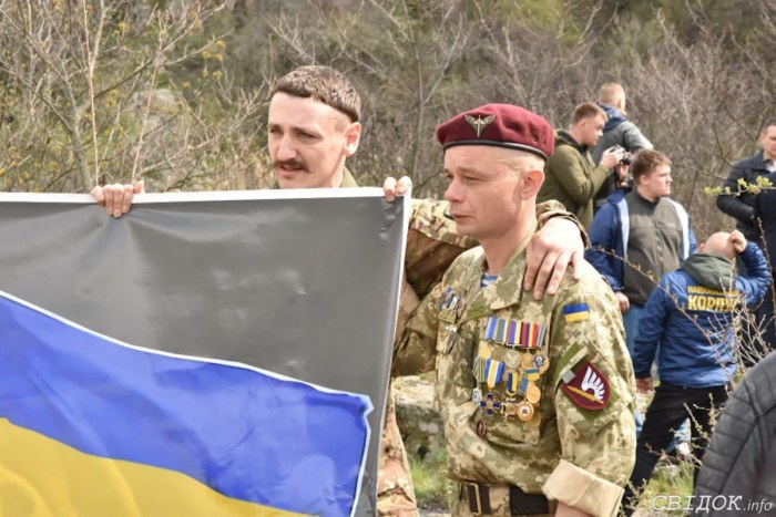 На Николаевщине ветераны АТО цепями приковали себя к острову в знак протеста против затопления «Бугского Гарда» (ФОТО) 5