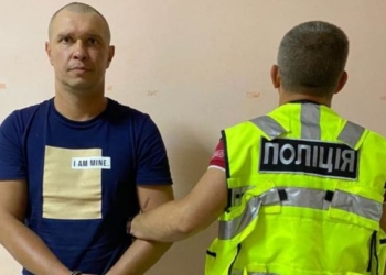 Напавший в поезде на журналистку “Интера” насильник умер в СИЗО