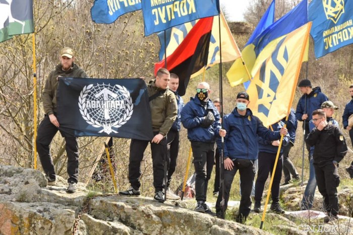 На Николаевщине ветераны АТО цепями приковали себя к острову в знак протеста против затопления «Бугского Гарда» (ФОТО) 9