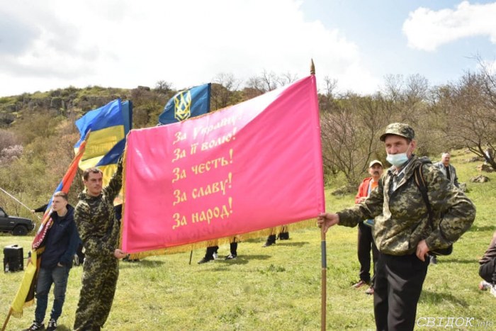 На Николаевщине ветераны АТО цепями приковали себя к острову в знак протеста против затопления «Бугского Гарда» (ФОТО) 11