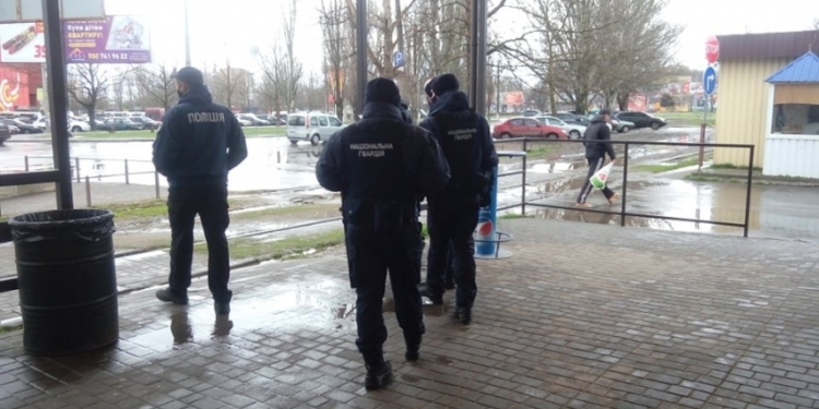 В Николаеве предприниматели рынка “Колос” пытались работать вопреки карантину: полиция и нацгвардейцы блокировали входы (ВИДЕО)