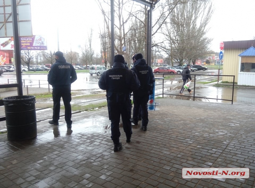 В Николаеве предприниматели рынка "Колос" пытались работать вопреки карантину: полиция и нацгвардейцы блокировали входы (ВИДЕО) 1