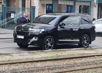С контрольным в голову. В Днепре киллер в маске расстрелял Land Cruiser. Уже известно, кто убит (ФОТО, ВИДЕО)