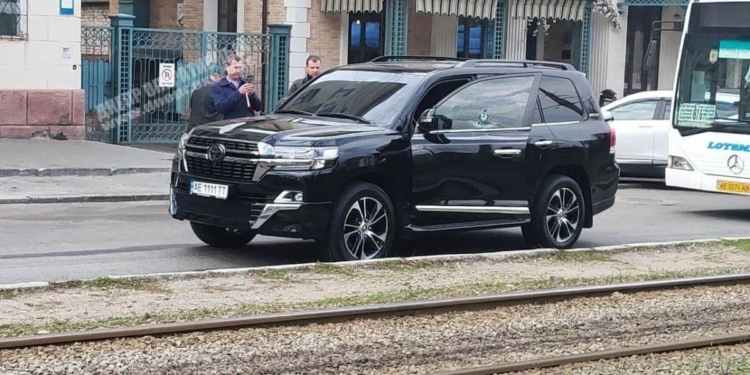 С контрольным в голову. В Днепре киллер в маске расстрелял Land Cruiser. Уже известно, кто убит (ФОТО, ВИДЕО)