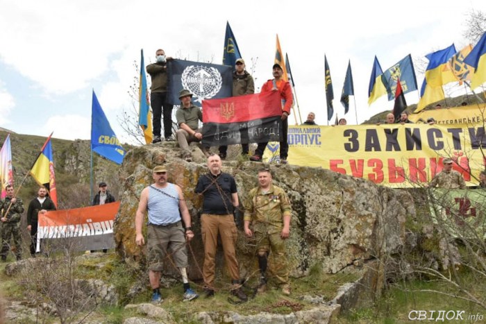 На Николаевщине ветераны АТО цепями приковали себя к острову в знак протеста против затопления «Бугского Гарда» (ФОТО) 15
