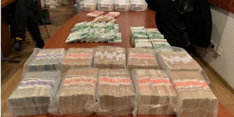 Официально он разведчик. НАБУ нашло у брата судьи Вовка миллионы в валюте и антиквариат (ФОТО)