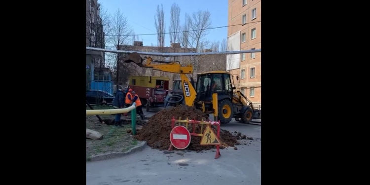 Коммунальная драма. В Николаеве чинили водопровод – повредили кабель, чинили кабель – упала опора ТЭЦ (ВИДЕО)
