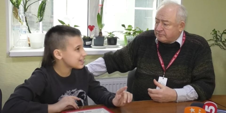 “Смотрите видео с субтитрами”. Такой совет дал 11-летний украинец, получивший сертификат знания английского от Кембриджского университета (ВИДЕО)