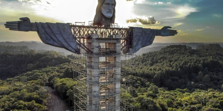 Будет третьей в мире по величине. В Бразилии возводят статую Христа высотой 43 метра (ФОТО, ВИДЕО)