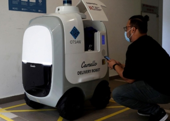 Возможности вместо запретов. В Сингапуре задействовали роботов для доставки товаров на дом (ФОТО)