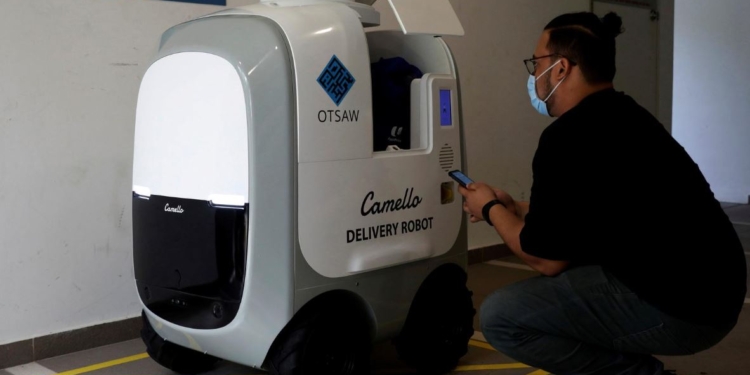 Возможности вместо запретов. В Сингапуре задействовали роботов для доставки товаров на дом (ФОТО)