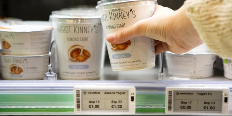 В маркетах Италии тестируют электронные ценники – они снижают цену в зависимости от срока годности (ФОТО)