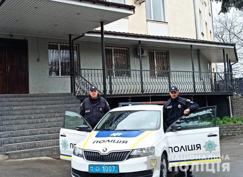 В Первомайске патрульные отговорили парня прыгать с 13-го этажа из-за ссоры с девушкой (ФОТО, ВИДЕО) 3
