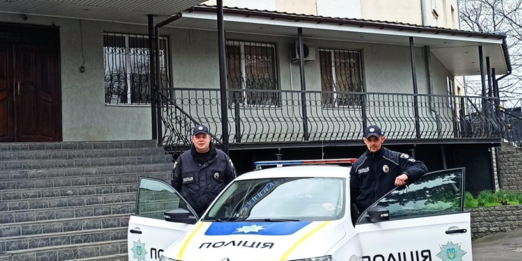 В Первомайске патрульные отговорили парня прыгать с 13-го этажа из-за ссоры с девушкой (ФОТО, ВИДЕО)