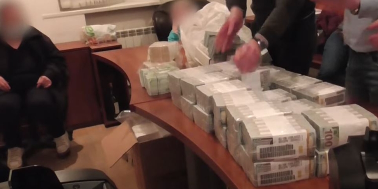 Посмотрите на ночь на чужие деньги. НАБУ показало сейф долларов и евро у брата судьи Вовка (ВИДЕО)