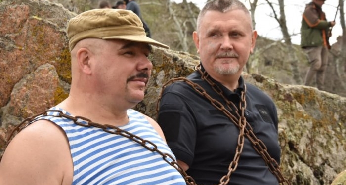 На Николаевщине ветераны АТО цепями приковали себя к острову в знак протеста против затопления «Бугского Гарда» (ФОТО)