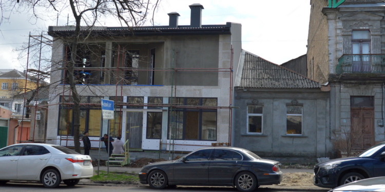 Упал потолок, на стенах трещины. Как в старом центре Николаева дом “перестроили” и при чем тут «Пропозиция» (ФОТО и ВИДЕО)