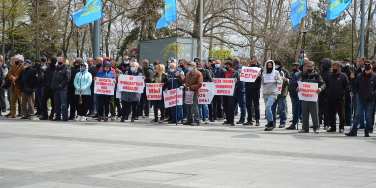 «Сеня! Беги!»: В Николаеве протестуют маршрутчики – требуют отменить карантинные ограничения (ФОТО и ВИДЕО)