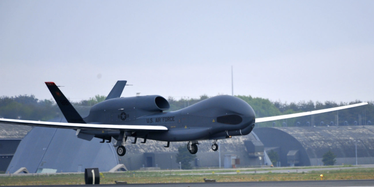 Самолет и беспилотник США мониторят ситуацию возле Крыма и на Донбассе. Маршрут полетов (ФОТО)