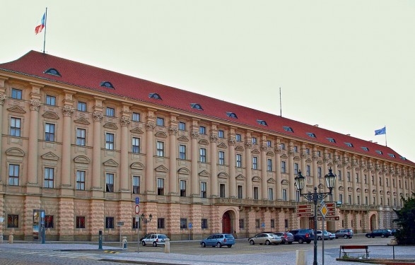 Чехия ставит ультиматум РФ: или возвращаете наших дипломатов, или мы высылаем еще 60. Позиция сената еще жестче