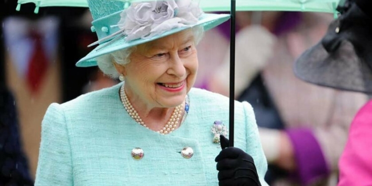 Елизавета II пошутила о “преследовании русских” британскими истребителями