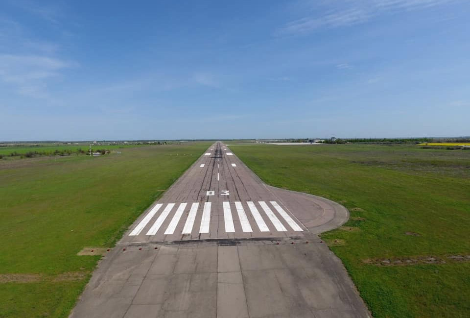 Аэропорт Херсона готовят для приема тяжелых дальнемагистральных Боингов - взлетно-посадочную полосу реконструируют (ФОТО) 1