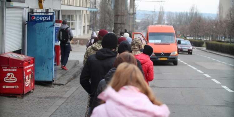 Транспортный локдаун в Николаеве: тысячи людей остались на остановках после завершения разрешенного времени работы общественного транспорта