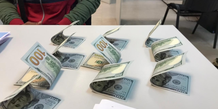 Гражданин Индии предлагал $2 тыс. за въезд в Украину, украинка – 100 евро за выезд с ребенком. А сколько “стоит” въехать без теста?