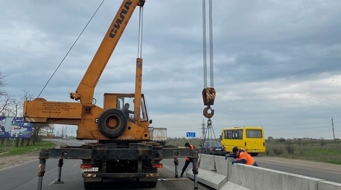 Страшных аварий будет меньше? На трассе Н-11 Днепр-Николаев устанавливают разделительный парапет (ФОТО)