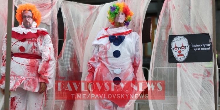 День смеха у Офиса президента. Нацкорпус привел кровавых клоунов (ФОТО)