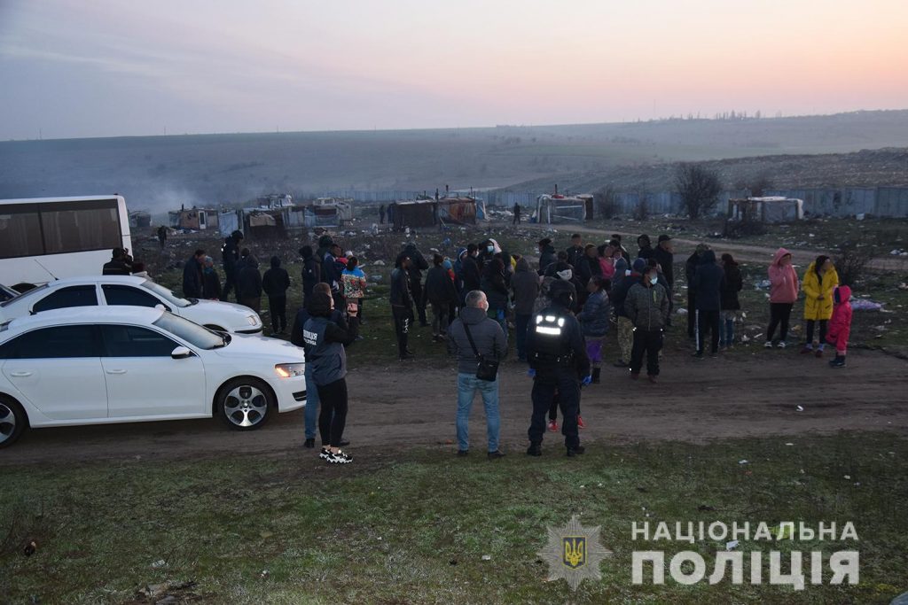 На городской свалке в Николаеве полиция провела рейд в поселении ромов, составила протоколы из-за плохих условий проживания детей (ФОТО, ВИДЕО) 11