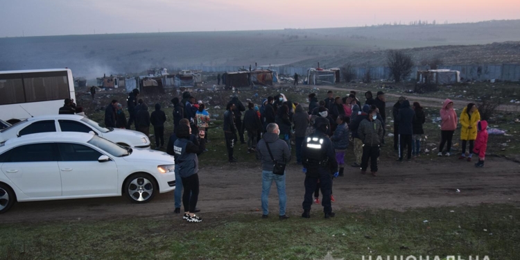 На городской свалке в Николаеве полиция провела рейд в поселении ромов, составила протоколы из-за плохих условий проживания детей (ФОТО, ВИДЕО)