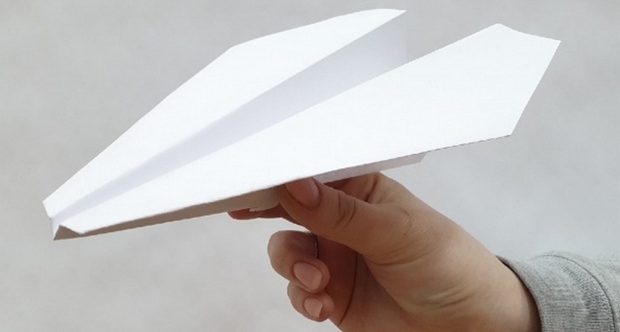 На Львовщине  учительница заставила школьника съесть бумажный самолетик, угрожая ножом (ВИДЕО)