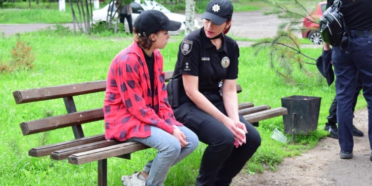 Через минные поля: на Донбассе 16-летняя девушка пришла к украинским военным с оккупированной территории (ФОТО)