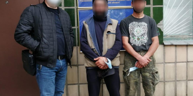 В Николаеве двое нелегалов укладывали плитку на Потемкинской – одного из них точно выдворят (ФОТО)