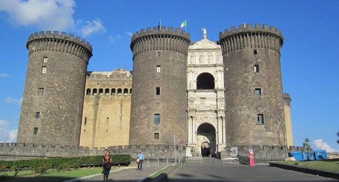 Забытые на десятилетия: в подвале замка в Италии нашли около 400 предметов искусства XVII века