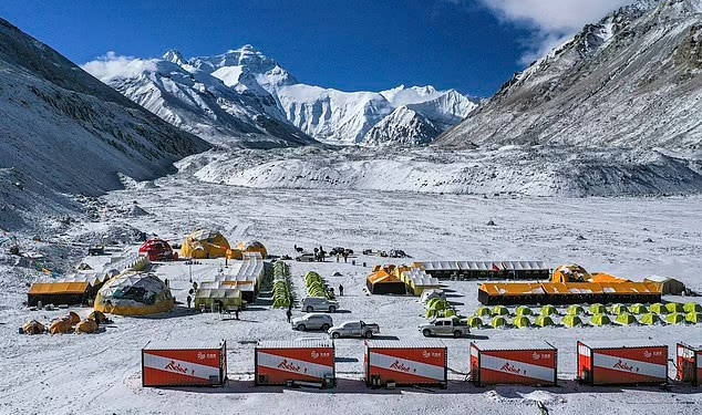 Китай запретил восхождение на Эверест со своей стороны – боится, что альпинисты привезут с собой Covid из Непала