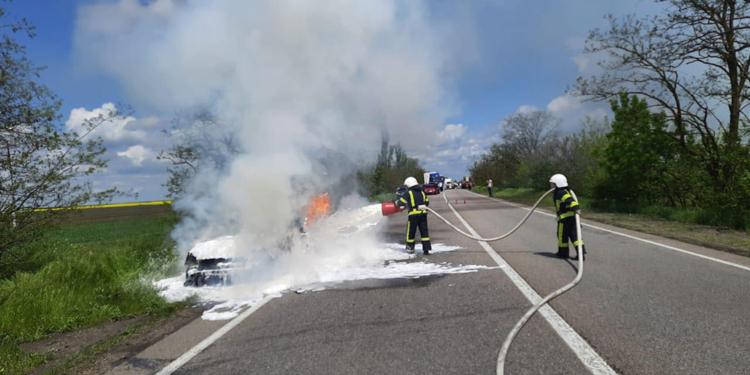 В Николаеве спасатели потушили припаркованный на обочине CITROEN (ФОТО)